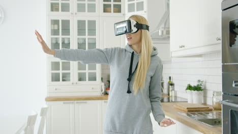 Frau-Genießt-VR-Headset