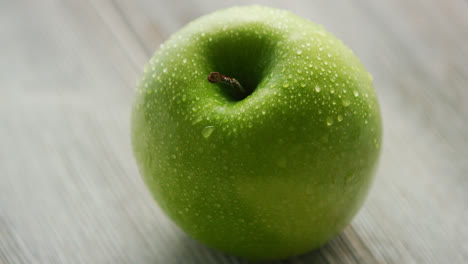 Grüner-Reifer-Apfel-Mit-Wassertropfen