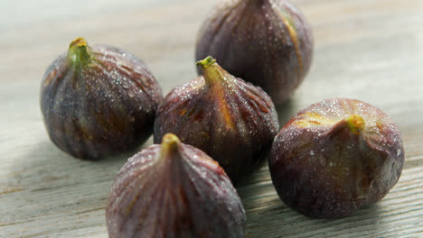Wet-washed-whole-figs-on-table
