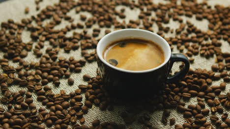 Mug-of-freshly-brewed-espresso