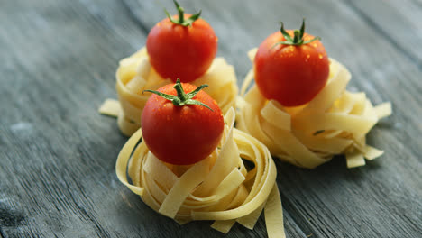 Racimos-De-Pasta-Con-Tomates-Mojados
