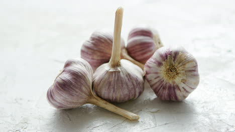 Heap-of-unpeeled-garlic-bulbs