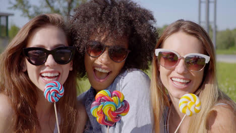 Friends-having-fun-and-licking-lollipops