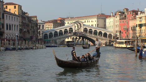 Venedig-Rialtobrücke-Mit-Einer-Gondel