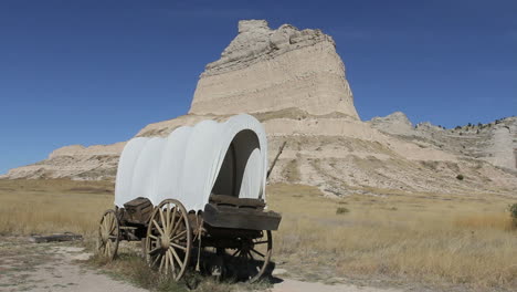 Vagón-Cubierto-De-Nebraska-En-Frente-De-Los-Restos-De-Erosión-En-Scotts-Bluff