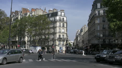 Pariser-überqueren-Die-Straße-An-Der-Kreuzung-Und-Motorrad