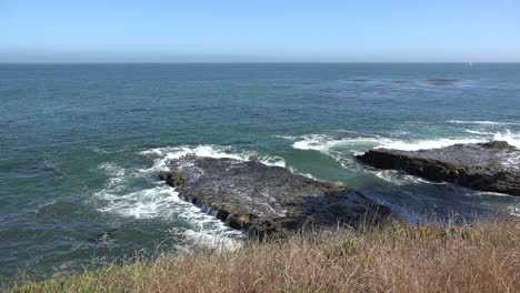 Kalifornien-Welle-Bricht-Auf-Flachen-Steinen