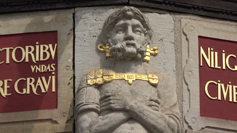 Deutschland-Wismar-Mann-Statue-Detail-über-überdachte-Wasserwerke