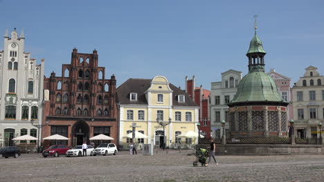 Alemania-Plaza-Del-Mercado-De-Wismar-En-Sol-Con-Cochecito-De-Bebé