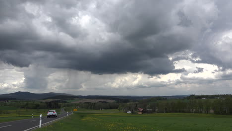 Deutschland-Dunkle-Wolken-über-Landschaft