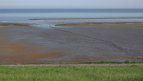 Germany-footprints-in-mud-high-tide-zoom-in