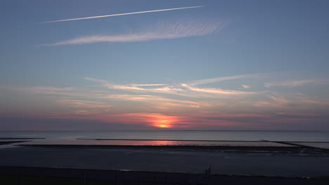 Deutschland-Jet-Kondensstreifen-Und-Sonnenuntergang-Am-Wattenmeer