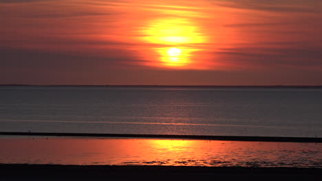 Deutschland-Untergehende-Sonne-Am-Wattenmeer-Mit-Fliegenden-Vögeln