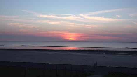 Deutschland-Sonnenuntergang-Am-Wattenmeer-Mit-Herumfliegenden-Insekten-Zoom-In