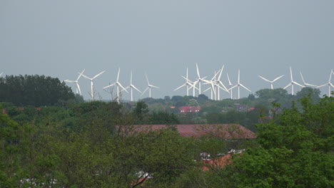 Turbinas-De-Viento-De-Alemania-Y-Cielo-Gris