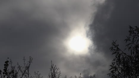 Graue-Wolken-über-Der-Sonne-Zeitraffer