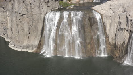 Idaho-Shoshone-Fällt-über-Felsen