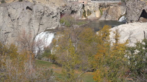 Idaho-Blickt-Auf-Shoshone-Fällt-Hinter-Bäume