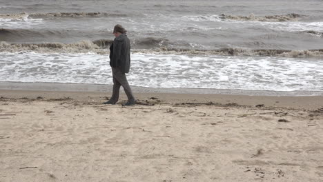 Louisiana-woman-walking-on-beach
