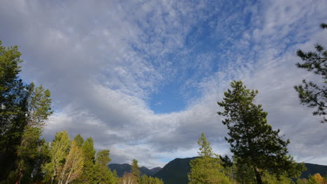 Montana-U-förmige-Wolken-über-Herbstansicht-Zeitraffer