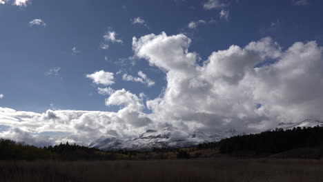 Montana-Nubes-Que-Se-Ciernen-Sobre-El-Lapso-De-Tiempo-De-Las-Montañas-Rocosas