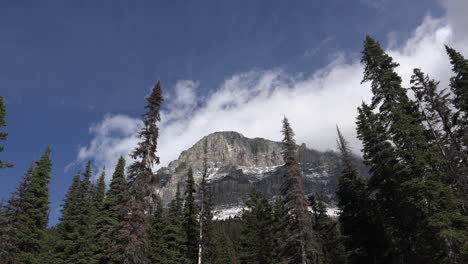 Montana-Wolken-Bewegen-Sich-über-Einem-Felsigen-Berg