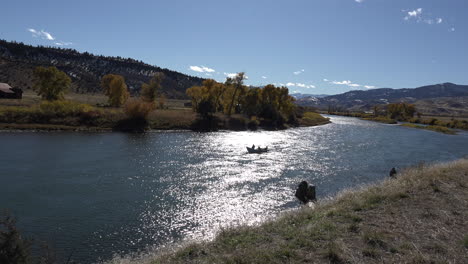 Montana-Drift-Boat-En-Yellowstone-Pasa-Agua-Soleada