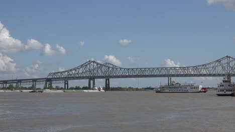 Puente-De-Nueva-Orleans-Con-Barcaza-Y-Barco-De-Vapor