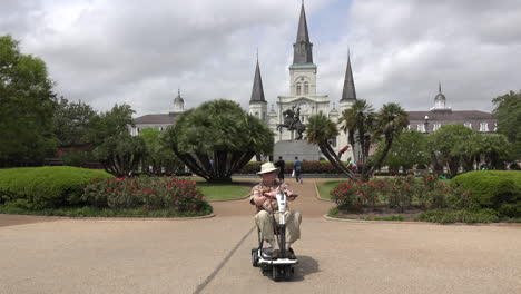 Hombre-De-Nueva-Orleans-Y-Scooter-En-Jackson-Square