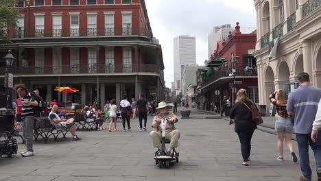 New-Orleans-Mann-Auf-Roller-Im-Französischen-Viertel