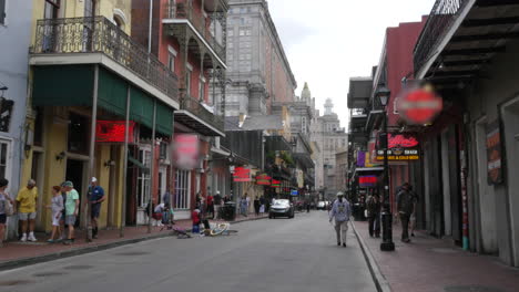 Los-Turistas-De-Nueva-Orleans-En-La-Calle-Bourbon