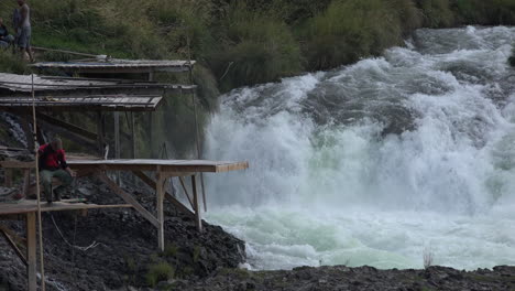 Oregon-falls-on-Deschutes-with-fisherman