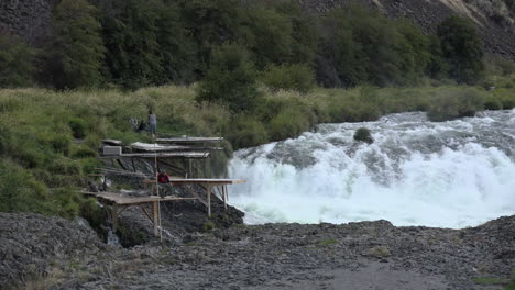 Los-Pescadores-Nativos-Americanos-De-Oregon-En-Plataformas-Sobre-Cataratas