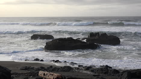 Oregon-Wellen-Auf-Zwei-Felsen-Mit-Vogel