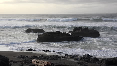 Olas-De-Oregón-En-Dos-Rocas-Con-Pájaro