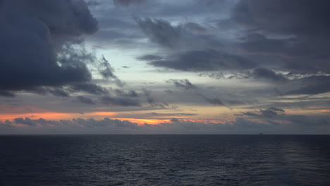 El-Océano-Pacífico-Se-Acerca-A-Las-Nubes-Después-Del-Atardecer