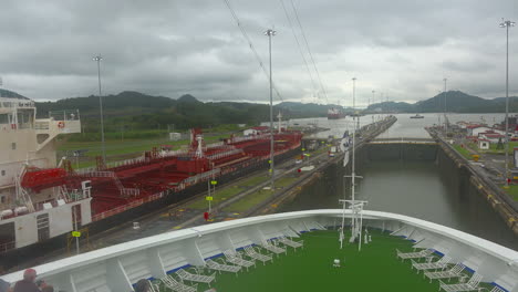 Esclusas-Del-Canal-De-Panamá-Con-Proa-De-Barco