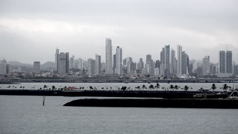 Panama-Stadt-In-Der-Ferne-Vorbei-An-Dämmen