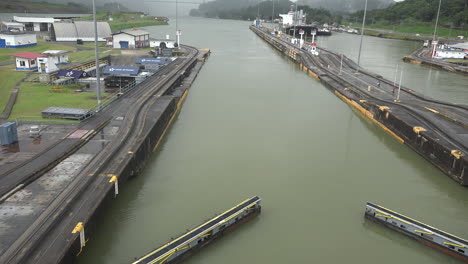 Puertas-De-Panamá-Cerrando-En-El-Lapso-De-Tiempo-De-Las-Esclusas-De-Pedro-Miguel