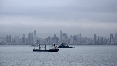 Panama-Schiff-Vor-Der-Skyline-Der-Stadt