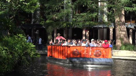 San-Antonio-Barco-En-Río-Walk-Alejar