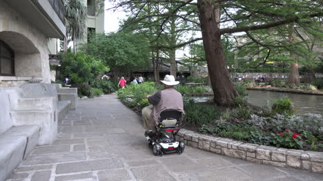 Hombre-De-San-Antonio-Paseos-En-Scooter-Por-El-Paseo-Del-Río