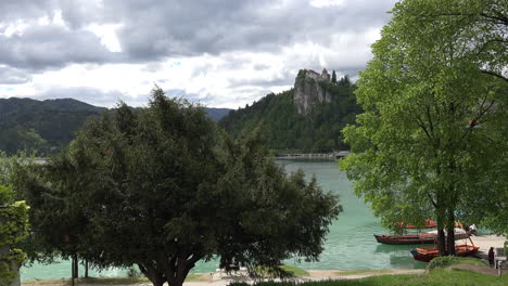 Slowenischer-See-Bled-Und-Burg-Auf-Fels