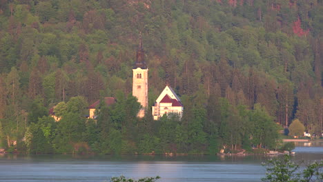Iglesia-De-Eslovenia-En-La-Isla-En-El-Lago-Bled