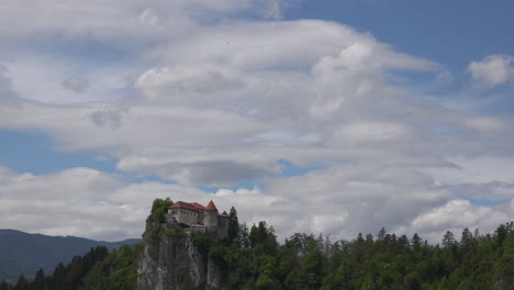 Eslovenia-Nubes-Moviéndose-Sobre-El-Castillo-En-El-Lapso-De-Tiempo-Sangrado