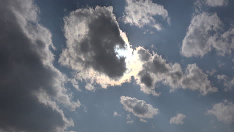 Sonne-Scheint-Durch-Wolken