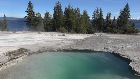 Yellowstone-Ledge-Spring-at-West-Thumb