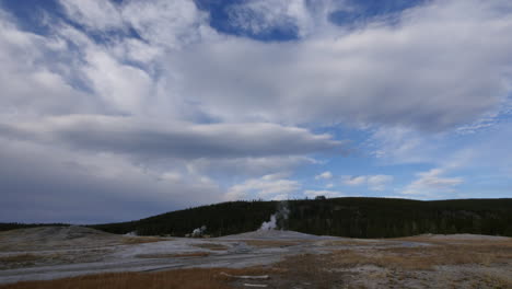 Yellowstone-Viejos-Fieles-Bajo-El-Lapso-De-Tiempo-De-Las-Nubes