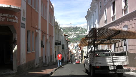 Quito-Ecuador-Cerro-Con-Virgen