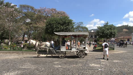 Antigua-Calle-Con-Carro-De-Caballos